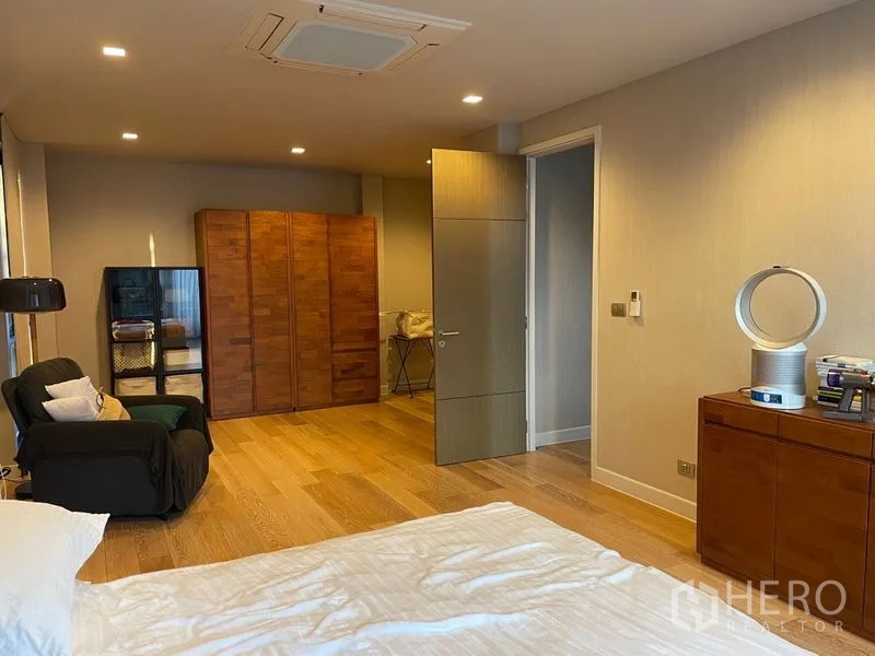 联排别墅 出售在Lat Phrao, Bangkok - 宽敞卧室，木地板、衣柜与嵌入式照明。