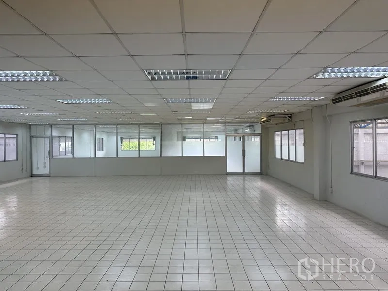 工厂 出租在Nonthaburi - 明亮的瓷砖办公室，吊顶与玻璃隔间