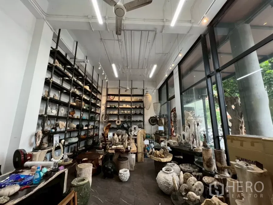 พื้นที่ขายปลีก ให้เช่าในWatthana, Bangkok - พื้นที่ค้าปลีกเพดานสูง ทองหล่อ กระจกเต็มบาน ชั้นเหล็กสีดำ ไฟแทร็ก และพื้นเรียบ ติดหน้าถนน.