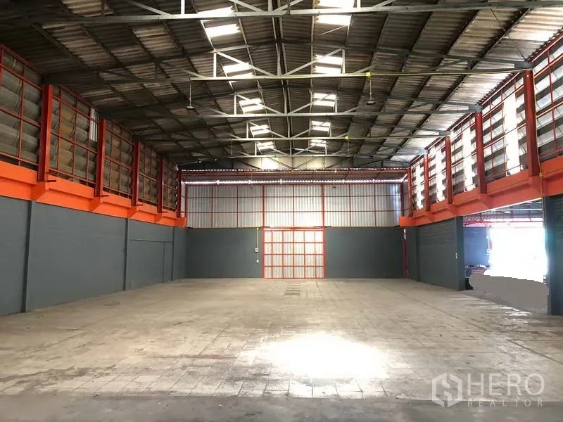 工厂 出租在Phra Pradaeng, Samut Prakan - 仓库内部空间开阔，高钢结构屋顶带采光天窗与无柱空间。