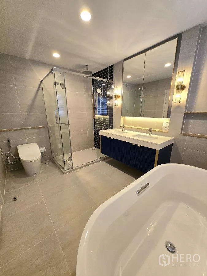 Detached House for rent in Bang Phli, Samut Prakan - Master bathroom with freestanding bathtub, double vanity and glass shower.