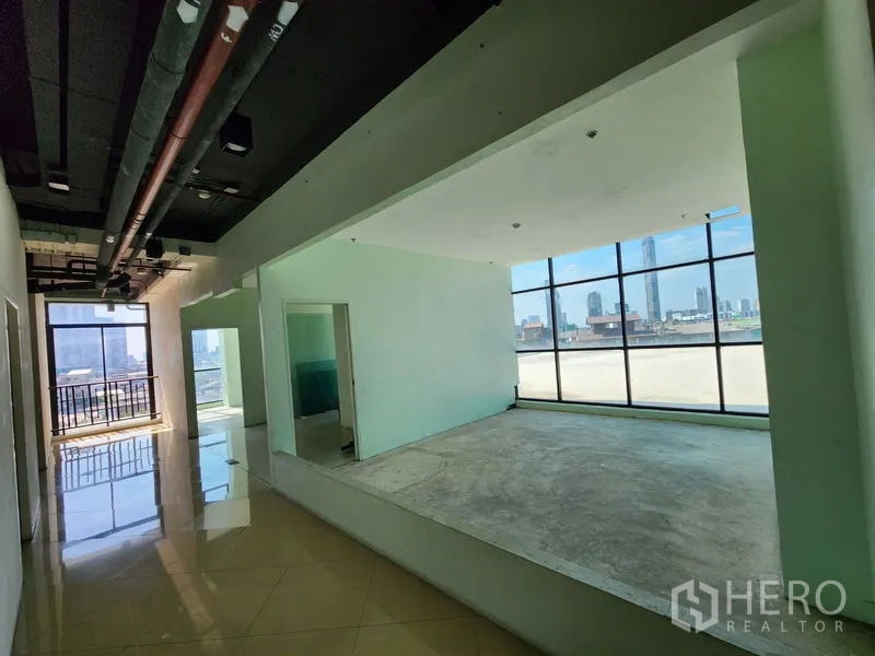 พื้นที่ขายปลีก ให้เช่าในBang Rak, Bangkok - โซนโอเพ่นสเปซมีแท่นยกระดับ ฝ้าเพดานโชว์งานระบบ และกระจกบานใหญ่