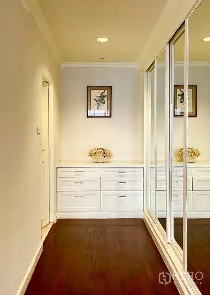 คอนโด ให้เช่าหรือขายในWatthana, Bangkok - โถงวอร์กอินคลอเซ็ต ตู้กระจกเงาและลิ้นชักสีขาว