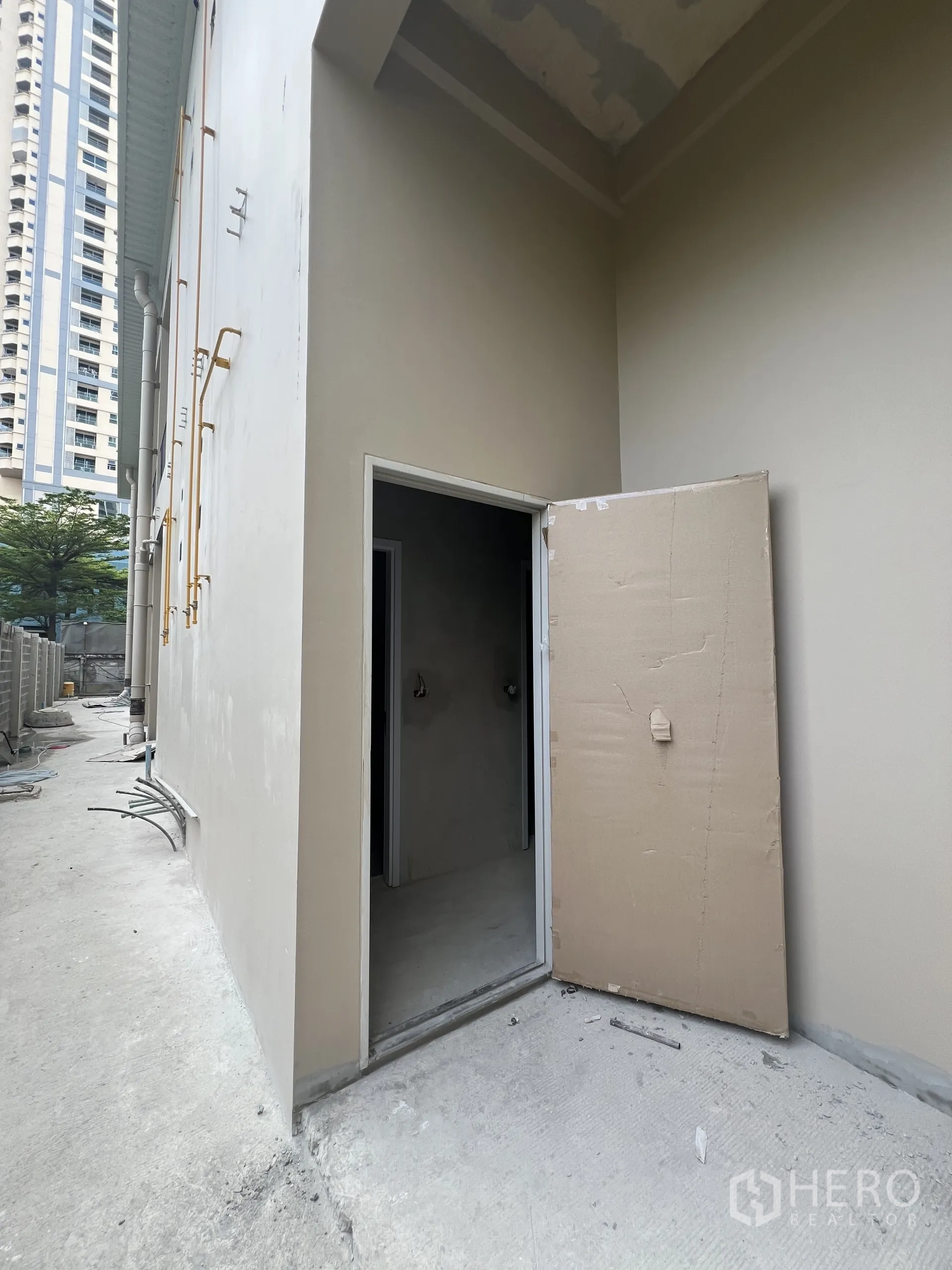 零售空间 出租在Khlong Toei, Bangkok - 铺位后方服务入口与外部通道。