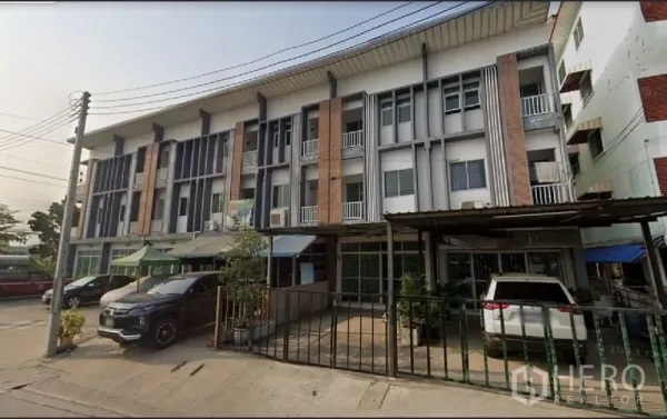 ทาวน์เฮาส์ for ในLam Luk Ka, Pathum Thani - ด้านหน้าทาวน์เฮ้าส์ 3 ชั้นมีที่จอดรถและระเบียง ในลำลูกกา