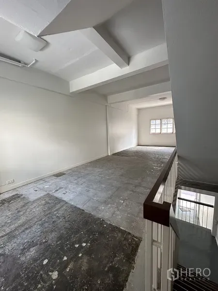 พื้นที่ขายปลีก ให้เช่าในWatthana, Bangkok - ชั้นบนแบบเปิดโล่ง คานเปลือย รับแสงธรรมชาติจากหน้าต่างด้านหลัง.