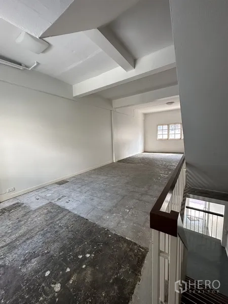 พื้นที่ขายปลีก ให้เช่าในWatthana, Bangkok - ชั้นบนแบบเปิดโล่ง คานเปลือย รับแสงธรรมชาติจากหน้าต่างด้านหลัง.