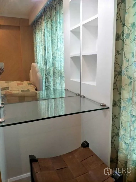 คอนโด ให้เช่าหรือขายในWatthana, Bangkok - มุมโต๊ะทำงานหรือโต๊ะเครื่องแป้งท็อปกระจก พร้อมชั้นวางของติดผนัง