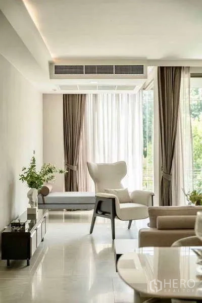 คอนโด ให้เช่าในWatthana, Bangkok - มุมนั่งเล่นพร้อมเก้าอี้เอนกาย คอนโซล และผ้าม่านสูงจรดเพดาน