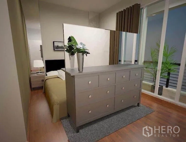 ทาวน์เฮาส์ ให้เช่าในWang Thonglang, Bangkok - ห้องนอนใหญ่ มีตู้ลิ้นชักกั้นโซน ประตูกระจกบานเลื่อนออกระเบียง และพื้นไม้โทนอุ่น