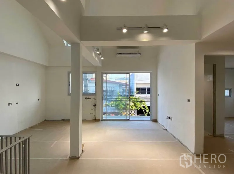 สำนักงานที่บ้าน ให้เช่าในPhra Khanong, Bangkok - พื้นที่ทำงานแบบโอเพ่นโปร่งสว่าง มีประตูกระจกบานเลื่อนและไฟสปอตไลท์