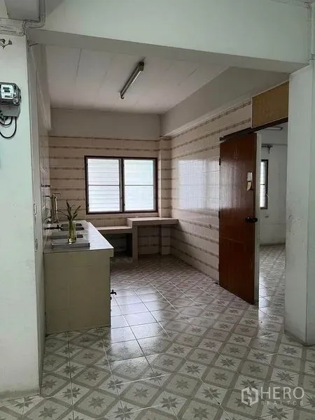 Factory for rent in Bang Na, Bangkok - Simple pantry with tiled floor, countertop and twin windows inside the factory building in Bang Na.