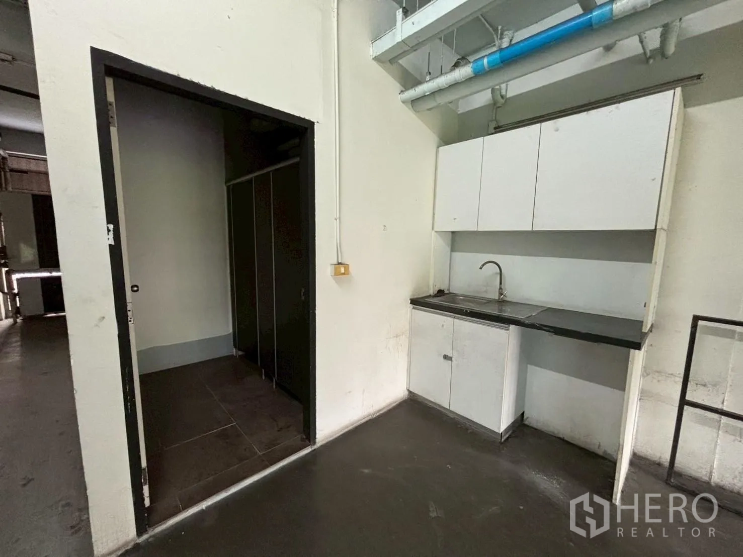 สำนักงาน ให้เช่า - มุมแพนทรีพร้อมตู้ลอย อ่างล้างจาน และประตูเชื่อมห้องน้ำ.