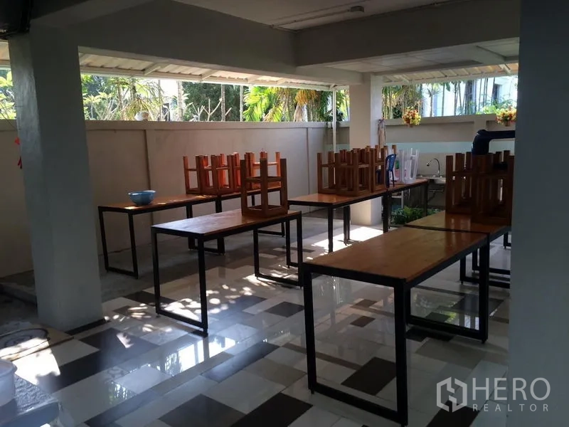สำนักงานที่บ้าน ขาย - โซนโรงอาหาร/แพนทรี่แบบเปิด พื้นกระเบื้องลายตารางและโต๊ะไม้