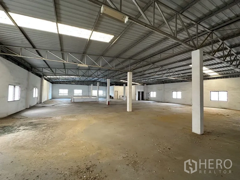 工厂 出租或出售在Bang Bua Thong, Nonthaburi - 上层或夹层储物区，钢桁架结构与侧窗。