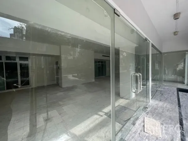 零售空间 出租 - 空置零售铺位，落地玻璃门与开敞式室内空间