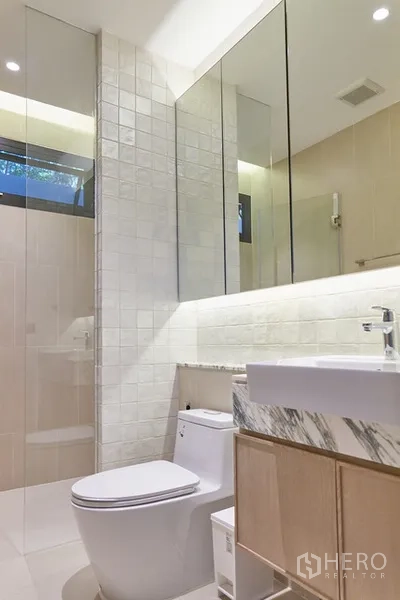 บ้าน ให้เช่าในWatthana, Bangkok - ห้องน้ำสมัยใหม่ กระจกบานใหญ่ ฝักบัวกระจก และเคาน์เตอร์ล้างหน้า