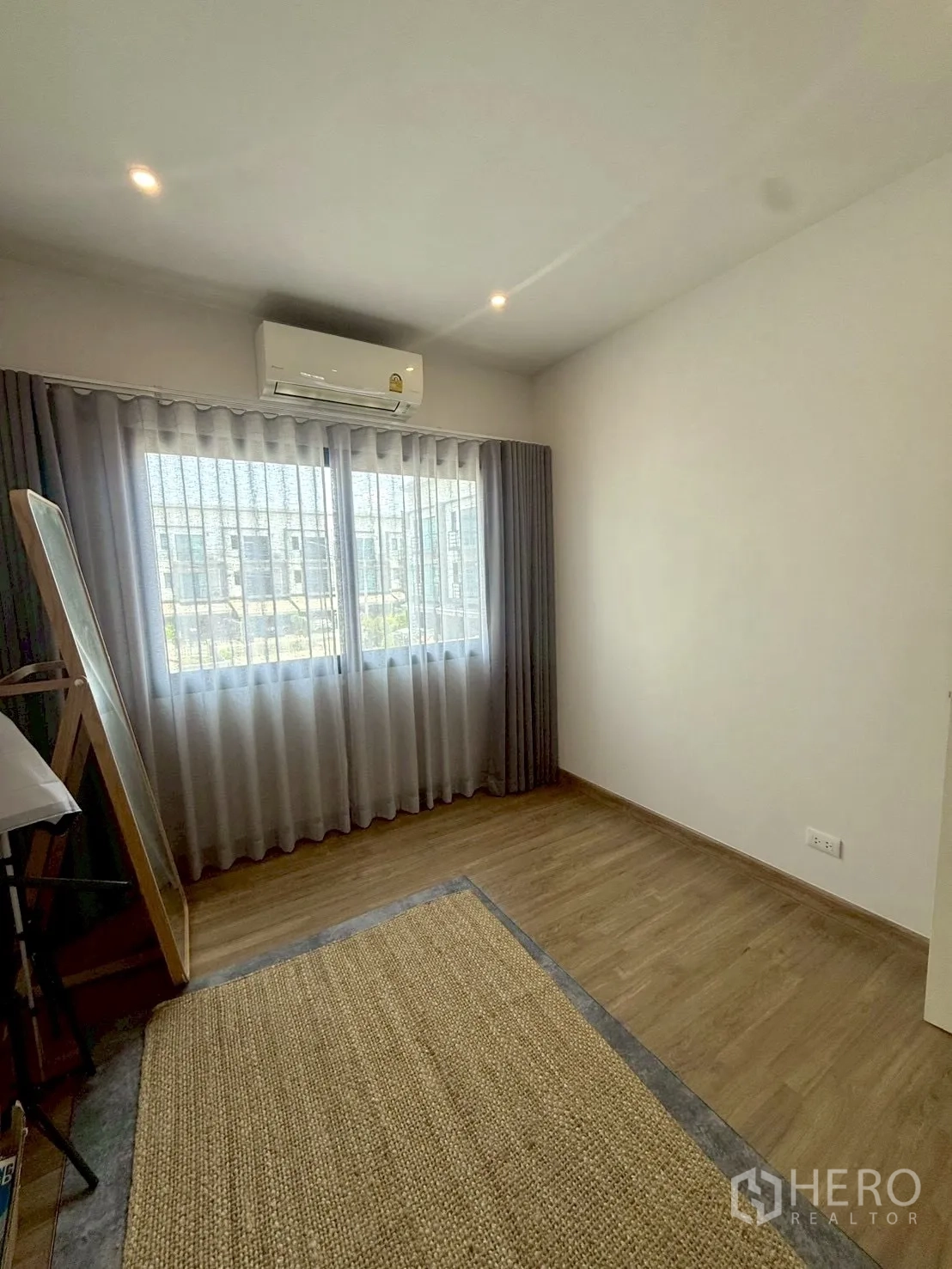 联排别墅 for rent in Prawet, Bangkok - 卧室木地板，大窗帘与壁挂空调。