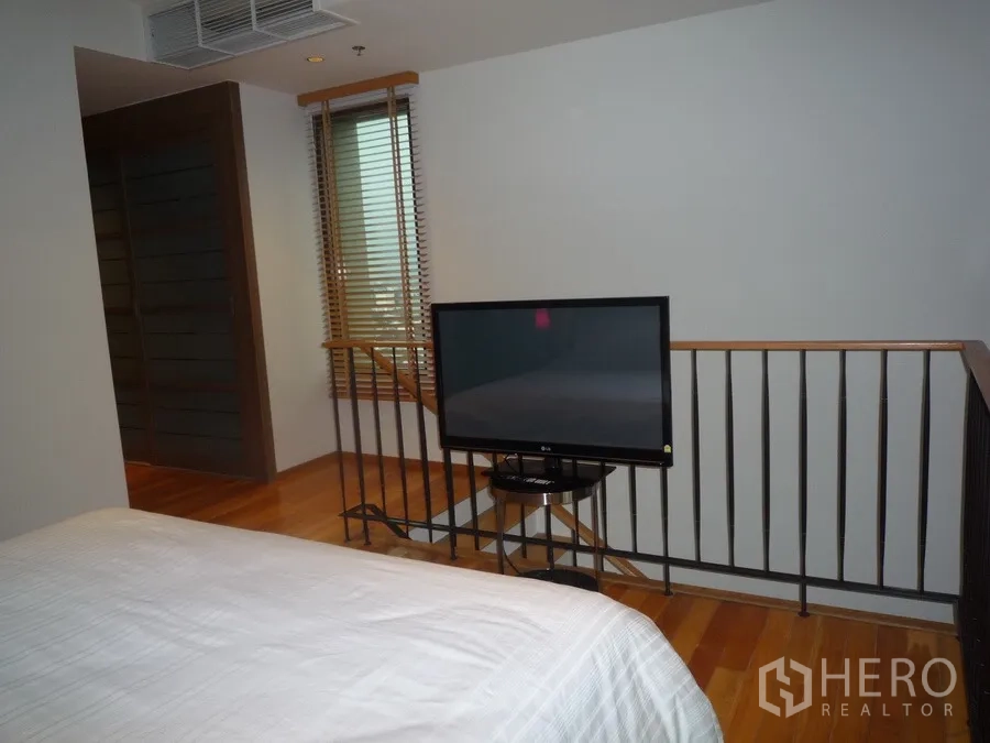 คอนโด ให้เช่าในKhlong Toei, Bangkok - ห้องนอนชั้นลอยมีทีวีปลายเตียง ราวกันตก และมู่ลี่หน้าต่าง