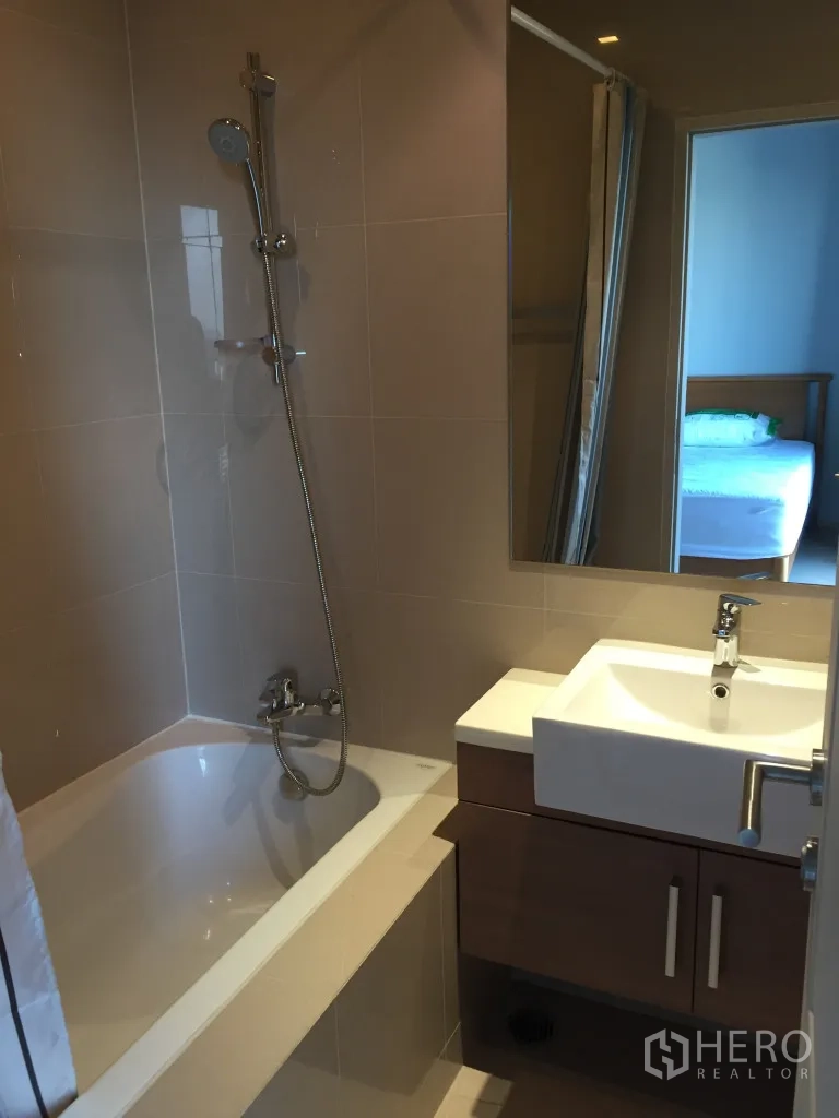 คอนโด ให้เช่าในBangkok - ห้องน้ำพร้อมอ่างอาบน้ำ ฝักบัวแบบมือถือ เคาน์เตอร์อ่างล้างหน้า และกระจกบานใหญ่
