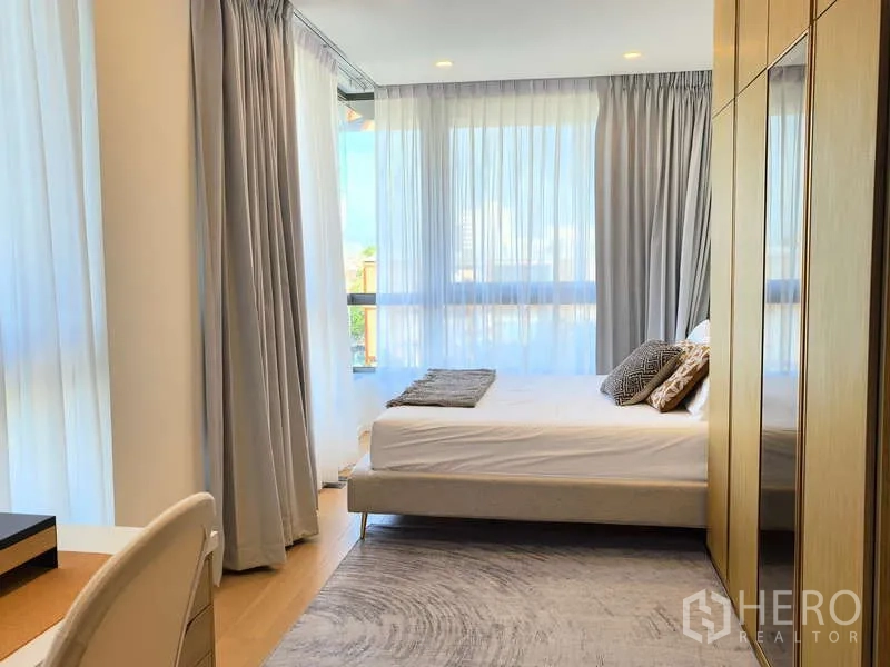 อพาร์ทเมนท์ ให้เช่า - ห้องนอนใหญ่พร้อมหน้าต่างกว้าง โต๊ะทำงาน และตู้เสื้อผ้า ที่โฮล์ม เอกมัย 22