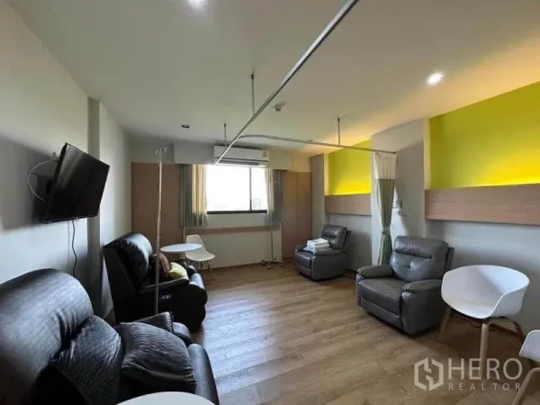 独立商业地产 出租在Bang Kapi, Bangkok - 休息室另一角度，可见真皮躺椅、小圆桌与天花帘轨。