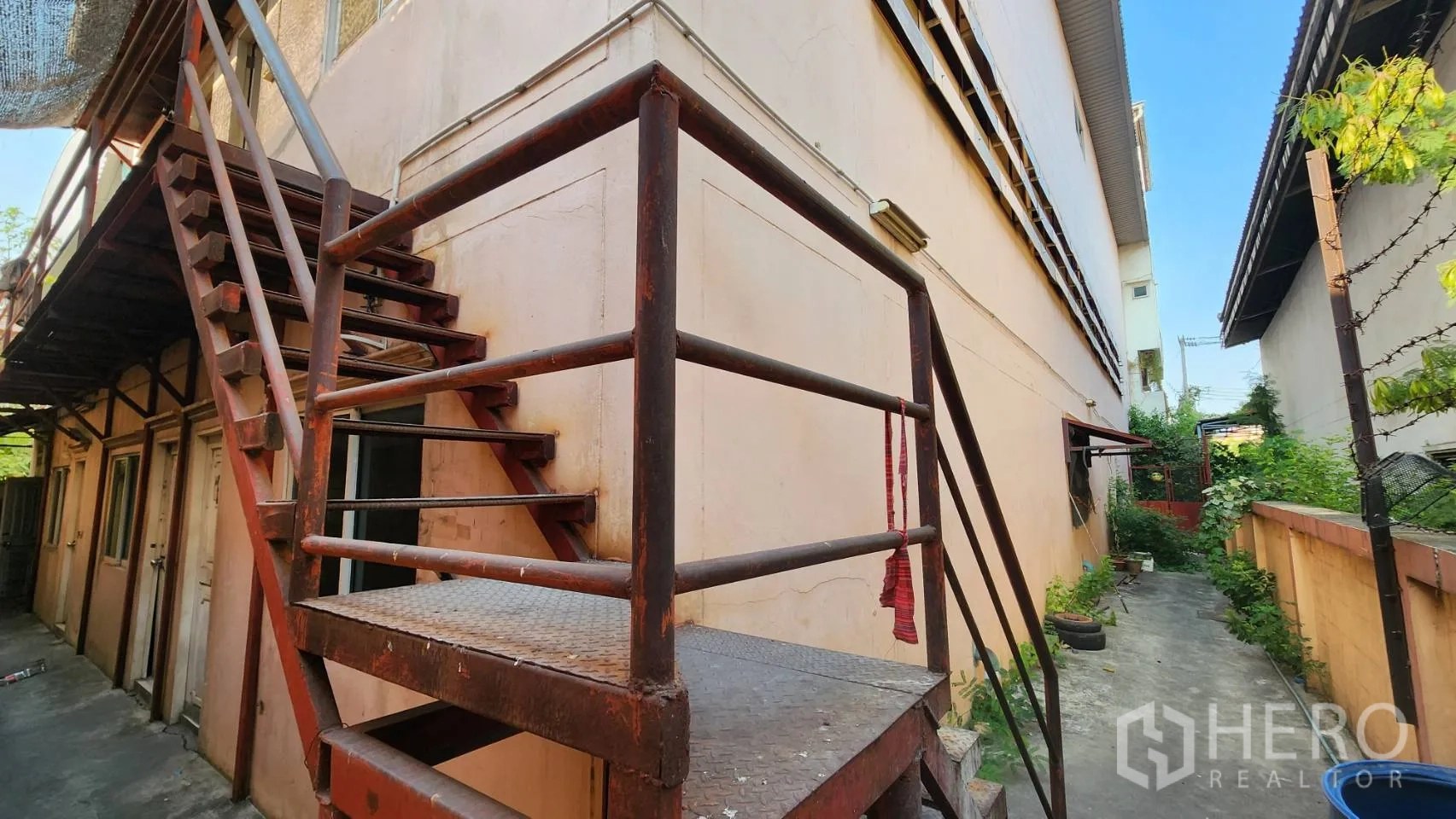 货栈 出租在Nonthaburi - 仓库侧立面的钢楼梯。