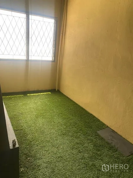 店屋 出租在Watthana, Bangkok - 狭长小露台铺人造草坪，设格栅窗