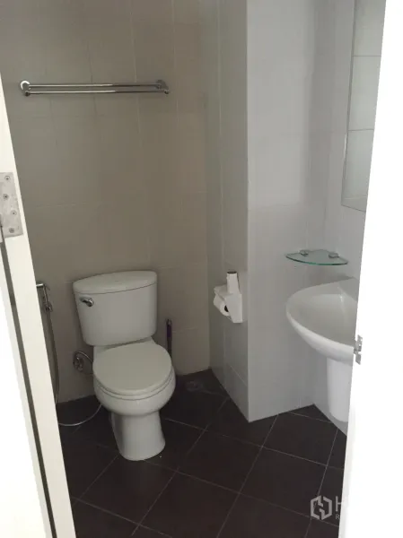 คอนโด ให้เช่าในKhlong Toei, Bangkok - ห้องน้ำปูกระเบื้อง พร้อมโถสุขภัณฑ์ อ่างล้างหน้า และราวแขวนผ้า