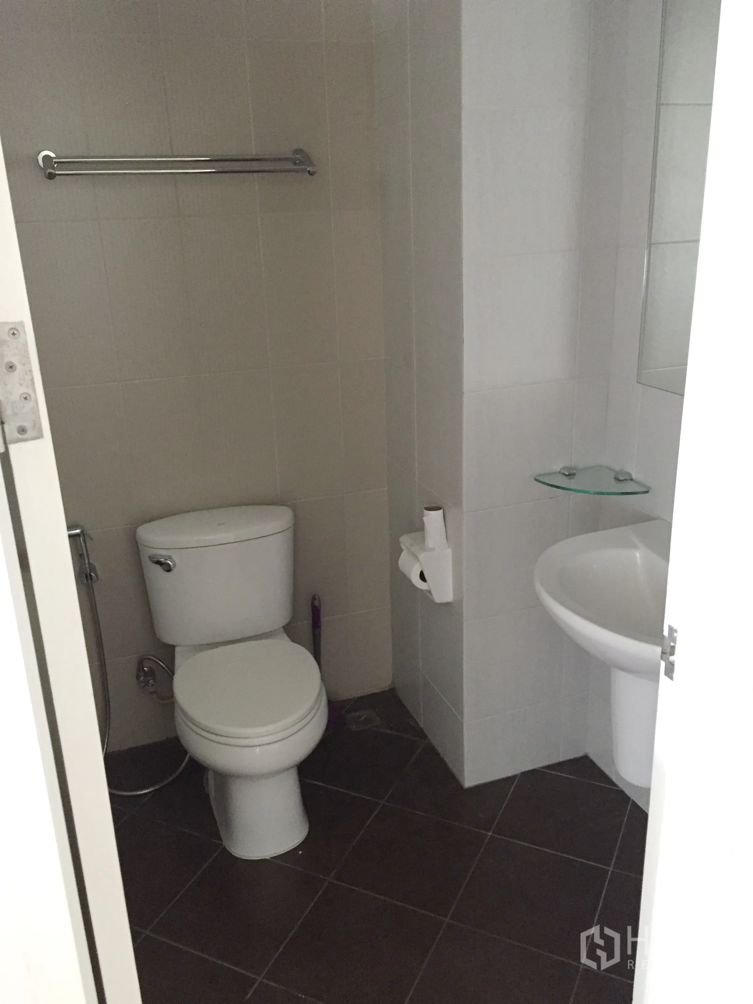 คอนโด ให้เช่าในKhlong Toei, Bangkok - ห้องน้ำปูกระเบื้อง พร้อมโถสุขภัณฑ์ อ่างล้างหน้า และราวแขวนผ้า