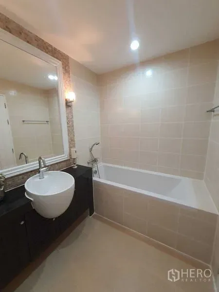 อพาร์ทเมนท์ ให้เช่าในWatthana, Bangkok - ห้องน้ำสไตล์โมเดิร์น พร้อมอ่างอาบน้ำทรงสี่เหลี่ยม กระจกบานใหญ่ และไฟกิ่ง