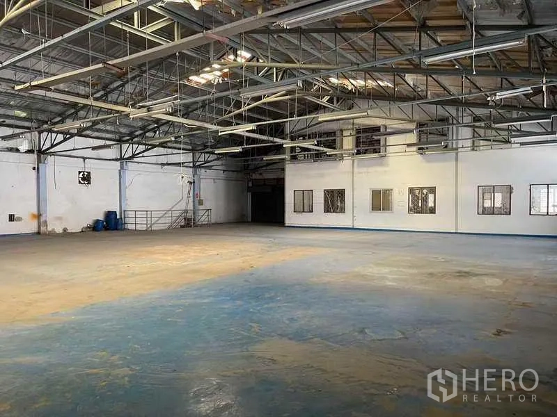 โรงงาน ให้เช่าในPhra Samut Chedi, Samut Prakan - พื้นโกดังโล่งกว้าง โครงหลังคาเหล็กและช่องแสงด้านข้าง