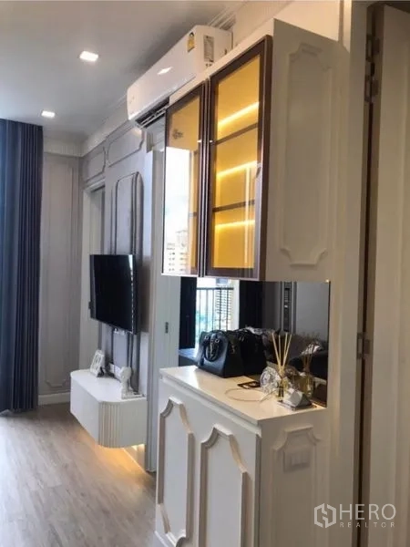 คอนโด ให้เช่าในWatthana, Bangkok - ตู้เก็บของทางเข้าพร้อมชั้นโชว์ไฟในตัว หันสู่ระเบียง