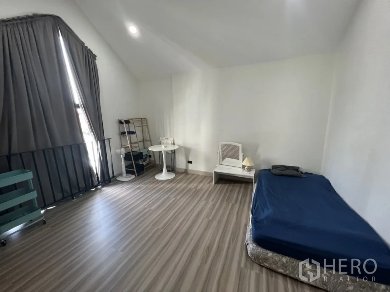 Home Office for rent or sale in Phra Khanong, Bangkok - Vaulted bedroom or studio with single bed and balcony door.