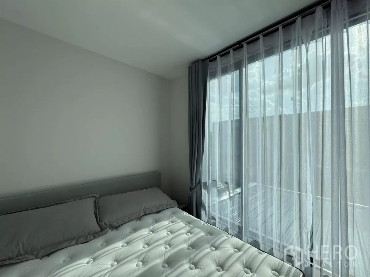 Townhouse for rent in Bang Phli, Samut Prakan - Primary bedroom with large window, sheer curtains, and plush mattress