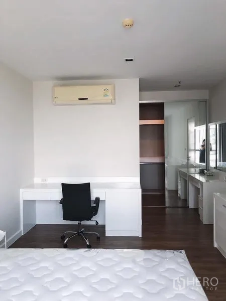คอนโด ให้เช่าในBang Rak, Bangkok - ห้องนอนหลักมีโต๊ะทำงาน เก้าอี้ล้อเลื่อน เครื่องปรับอากาศ และตู้เสื้อผ้าบิวท์อิน