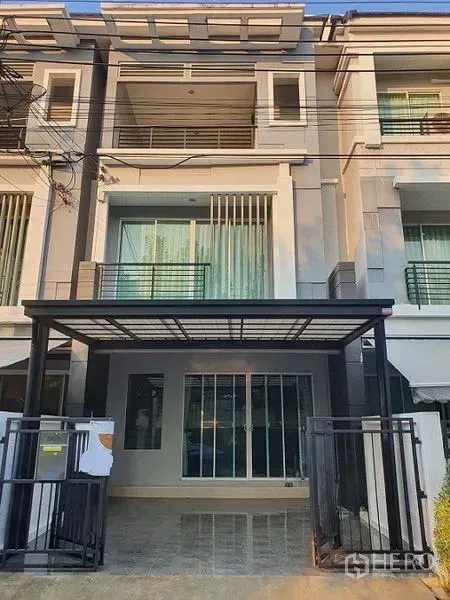 ทาวน์เฮาส์ ให้เช่าในWang Thonglang, Bangkok - ด้านหน้าทาวน์เฮ้าส์ 3 ชั้น สไตล์โมเดิร์น พร้อมที่จอดรถมีหลังคาและประตูรั้ว