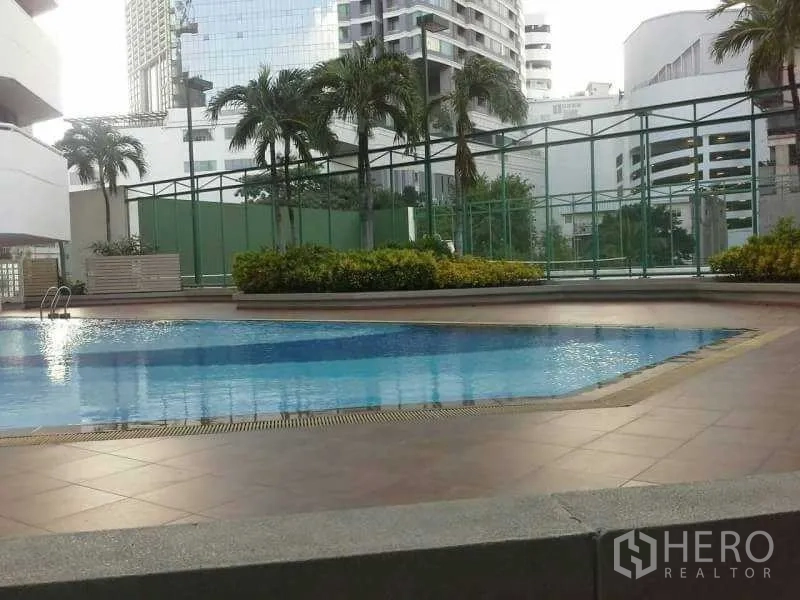 คอนโด ให้เช่าในWatthana, Bangkok - สระว่ายน้ำกลางแจ้ง เห็นอาคารเมือง ต้นปาล์ม และพื้นที่ดาดกระเบื้อง