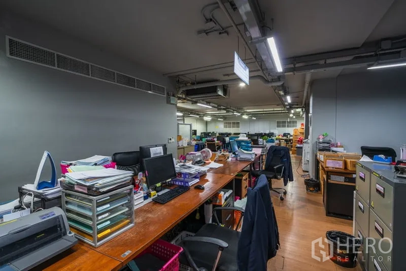 สำนักงาน ให้เช่า - โต๊ะทำงานยาวเรียงคอมพิวเตอร์ ใต้ไฟนีออนสว่าง