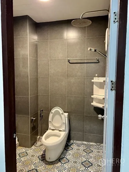 Shophouse for sale in Bang Kho Laem, Bangkok - Modern bathroom with rain shower, gray tiles and patterned floor.