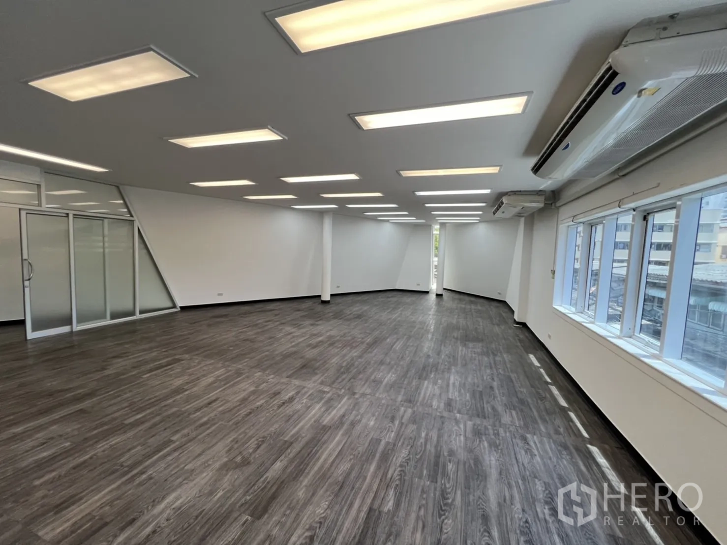 พื้นที่ขายปลีก ให้เช่าในSathon, Bangkok - พื้นที่ออฟฟิศแบบเปิดกว้าง มีหน้าต่าง ไฟ LED และเครื่องปรับอากาศ