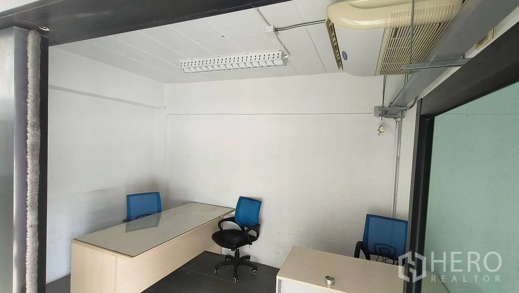 Office Space for rent in Khlong Toei, Bangkok - Small meeting room with two desks, chairs and a wall-mounted AC unit.