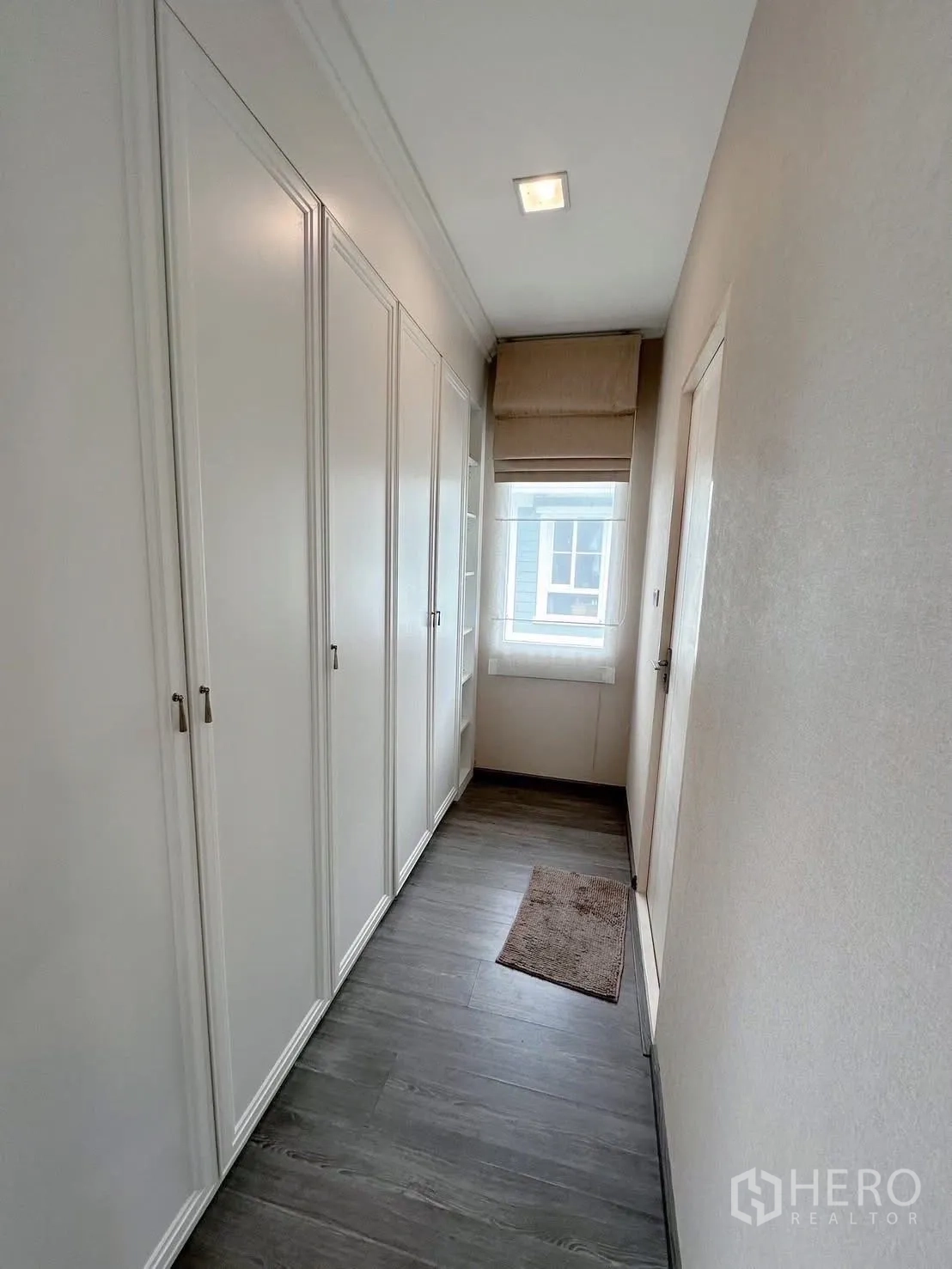 独立式住宅 出租或出售在Bang Phli, Samut Prakan - 走廊式衣帽间，顶天立地柜与采光窗