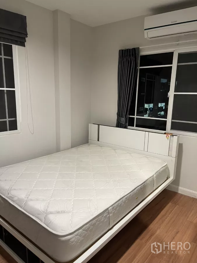 บ้าน ให้เช่าในBang Kapi, Bangkok - ห้องนอนที่สาม เตียงยกพื้น ตู้สีดำ ข้างหน้าต่าง