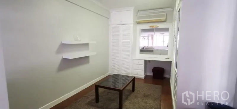Townhouse for rent in Watthana, Bangkok - Compact room with built-in wardrobe, dressing table and wall shelves
