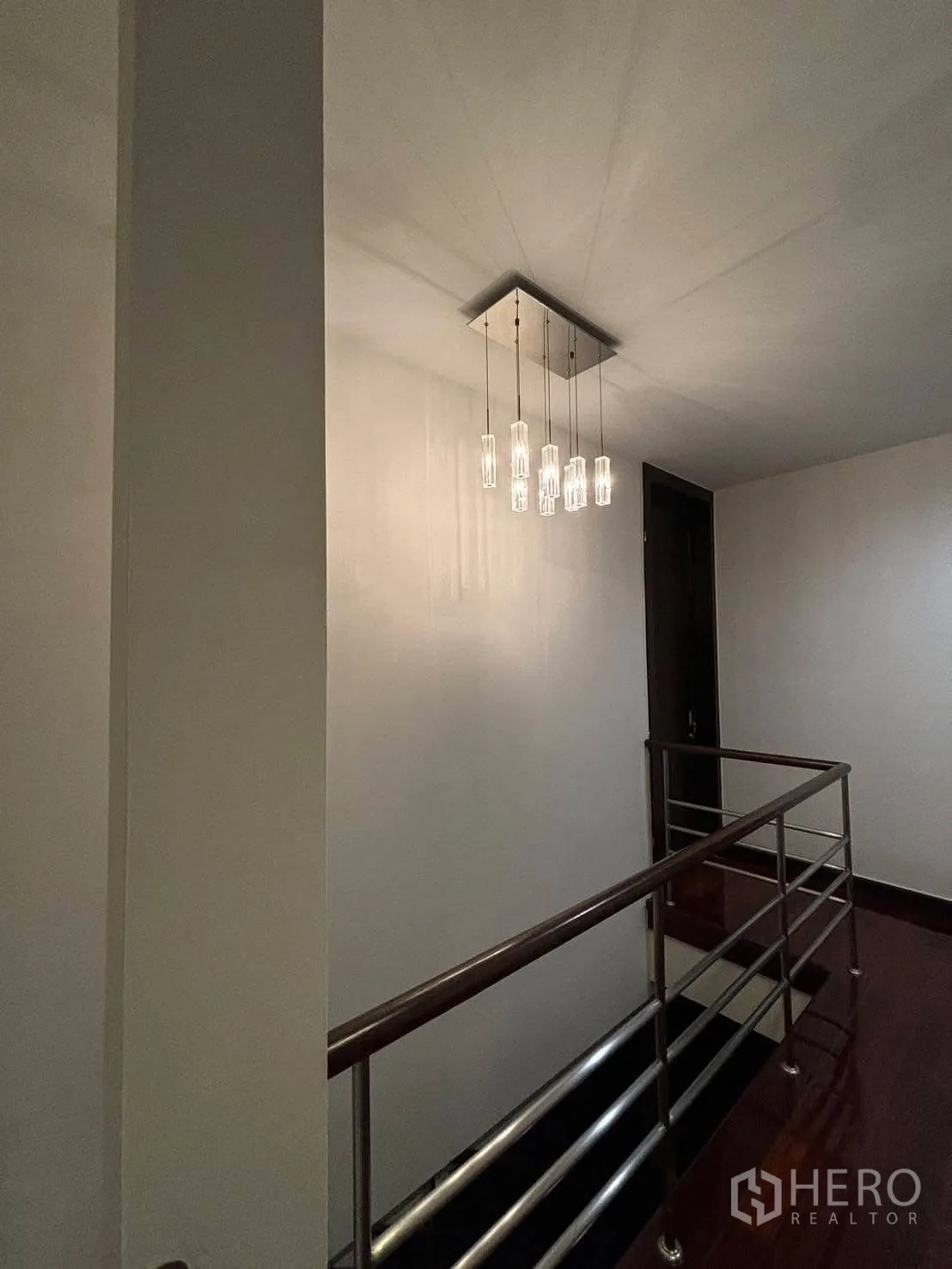 独立式住宅 出租在Bang Kapi, Bangkok - 楼梯平台，现代吊灯与金属扶手