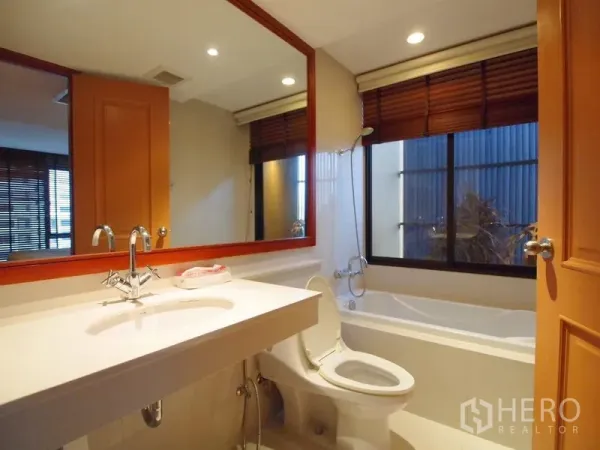 คอนโด ให้เช่าในPathum Wan, Bangkok - ห้องน้ำพร้อมอ่างล้างหน้า กระจกบานใหญ่ โถสุขภัณฑ์ อ่างอาบน้ำพร้อมฝักบัว และมู่ลี่ไม้