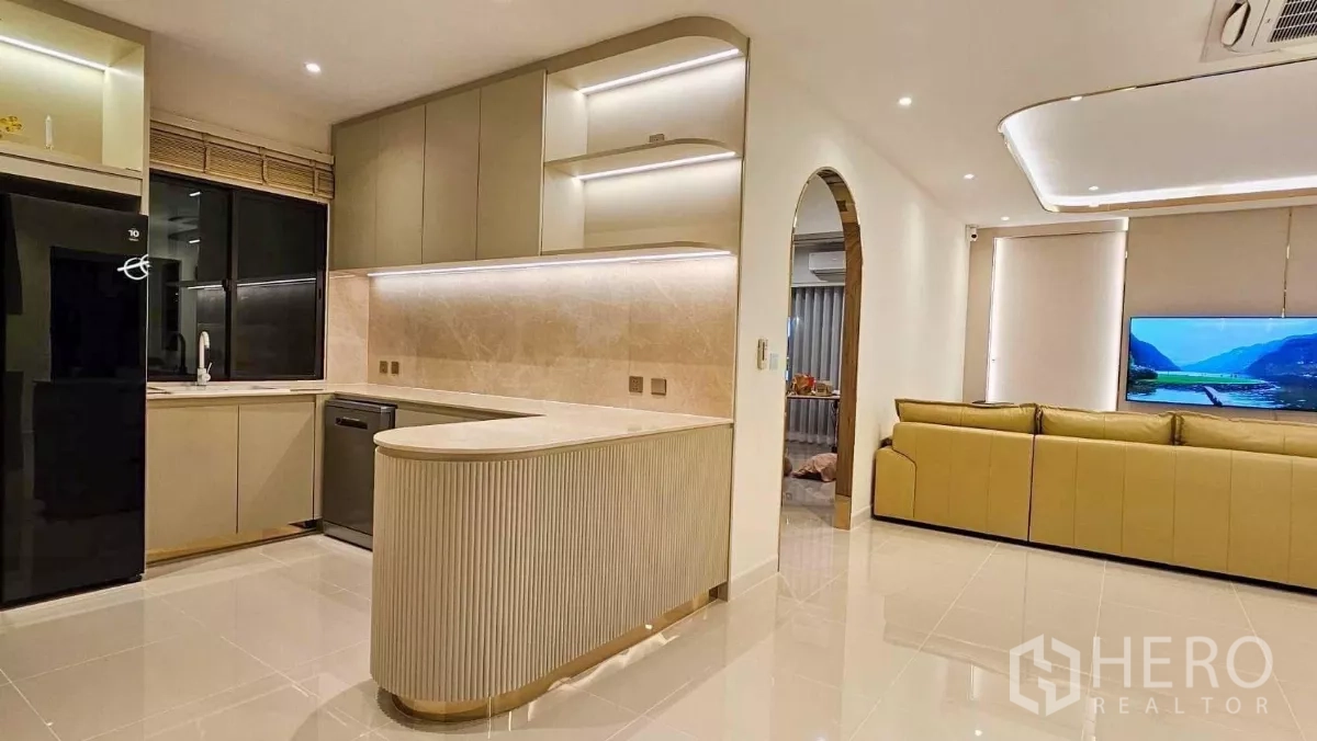 บ้าน ให้เช่าหรือขายในPrawet, Bangkok - ครัวเปิดพร้อมไอแลนด์ทรงโค้ง ตู้บิลท์อิน ไฟซ่อนไลต์ เชื่อมต่อพื้นที่นั่งเล่น