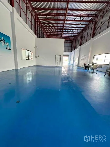 คลังสินค้า ขายในKhlong Luang, Pathum Thani - พื้นที่ผลิตโล่ง หลังคาเมทัลชีทสูง พื้นอีพ็อกซี่สีน้ำเงินเงางาม