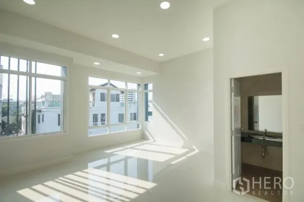 สำนักงานที่บ้าน ขายในHuai Khwang, Bangkok - ชั้นออฟฟิศมุมอาคาร หน้าต่างรอบด้าน ไฟดาวน์ไลท์ และห้องน้ำในตัว